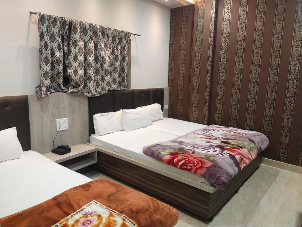 Hotel Gateway Kailash Varanasi Esterno foto