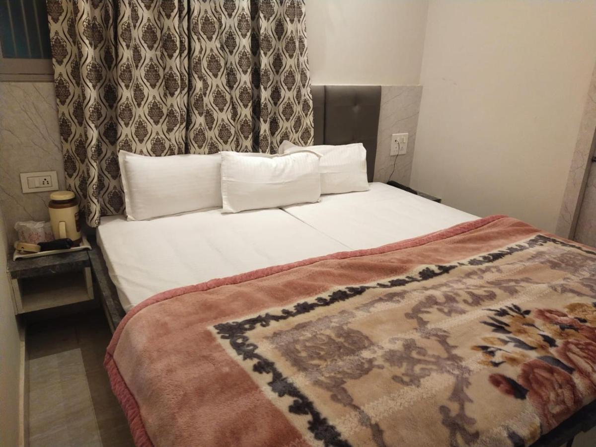 Hotel Gateway Kailash Varanasi Esterno foto