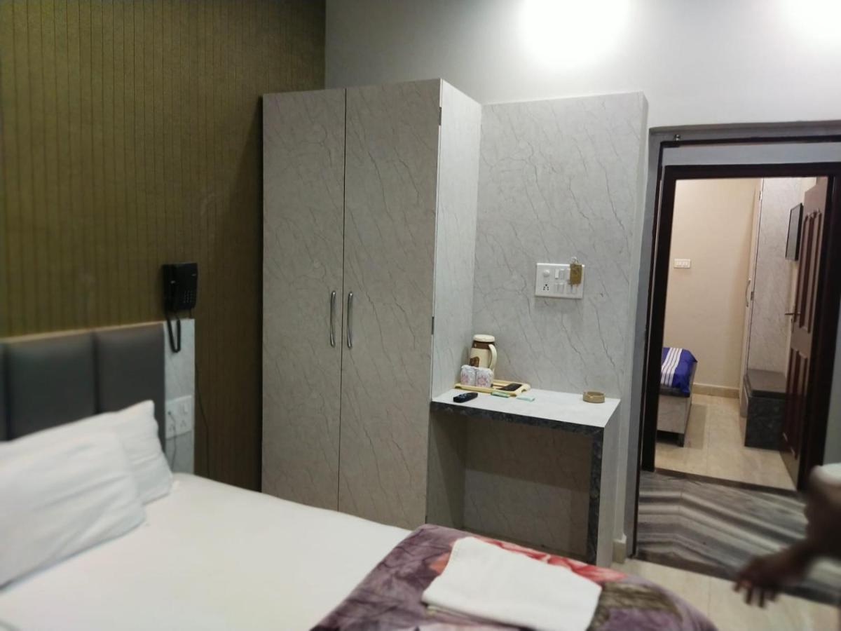 Hotel Gateway Kailash Varanasi Esterno foto