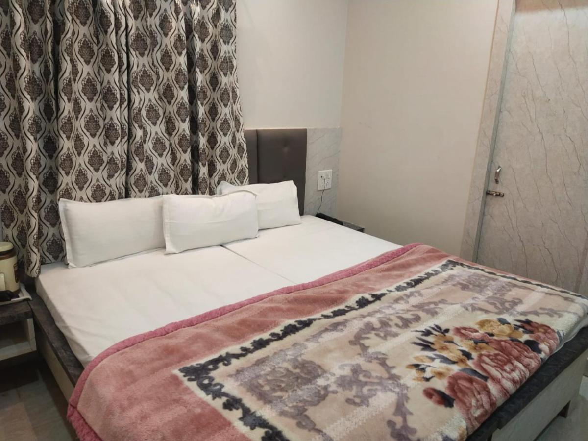 Hotel Gateway Kailash Varanasi Esterno foto
